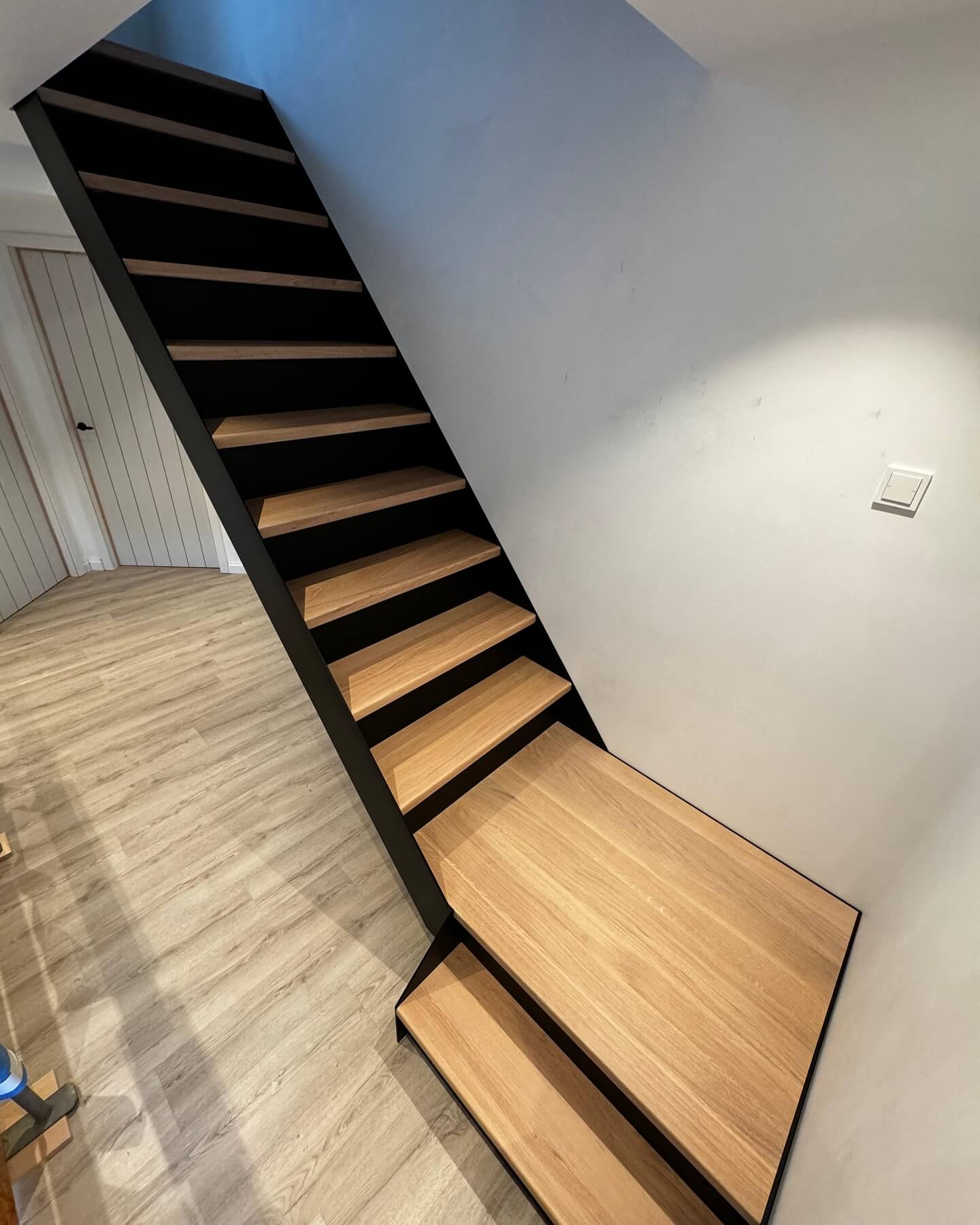 Stalen trap op maat geplaatst door Joos Technics